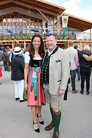 Bürgermeister Josef Schmid,  hier mit seiner Frau Natalie vor dem Schützen Festzelt, war als einziger männlicher Gast geladen (Foto: Martin Schmitz)